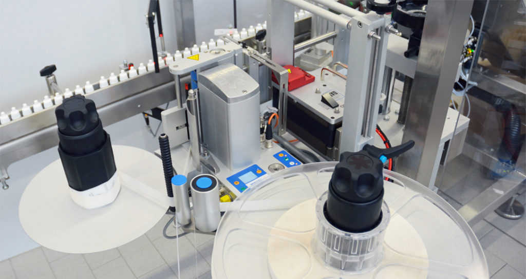 EL the new Linear motion labeler for self-adhesive labels on bottles ...
